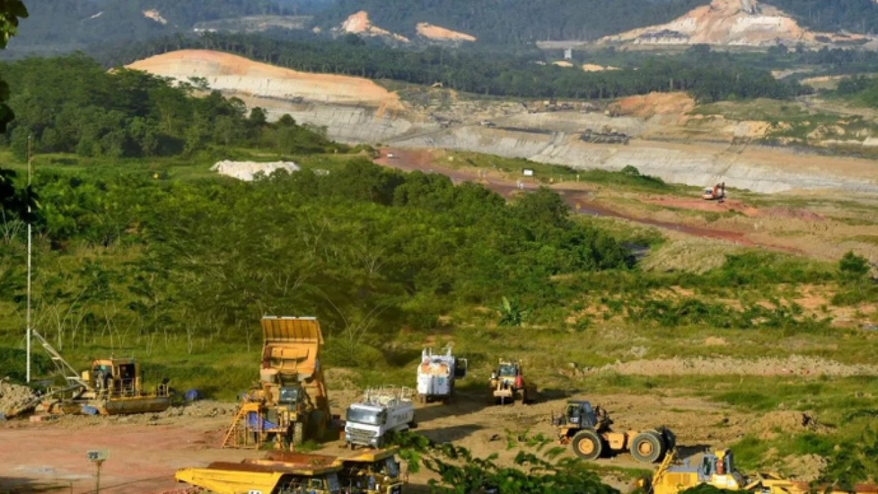 Sejumlah truk pengangkut batu bara parkir di area pertambangan yang berada di kawasan Kutai Kertanegara, Kalimantan Timur, Rabu (22/4/2026). ANTARA FOTO/Angga Palguna/sgd (Antara)