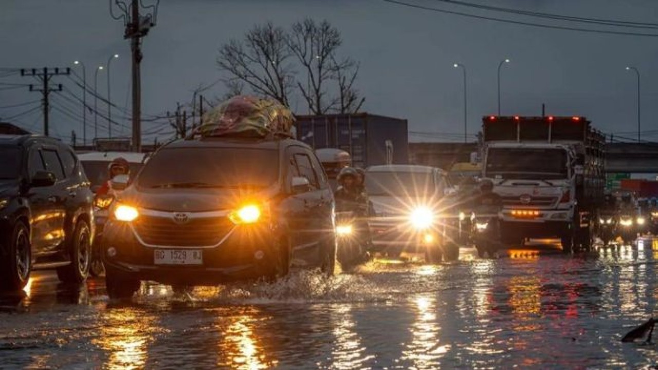 Arsip foto - Kendaraan bermotor yang didominasi pemilir melaju perlahan di jalur pantai utara (Pantura) Semarang-Demak yang tergenang banjir rob (limpasan air laut ke daratan), Sayung, Kabupaten Demak, Jawa Tengah, Jumat 27 Maret 2026. ANTARA FOTO/Aji Styawan/wpa. (Antara)