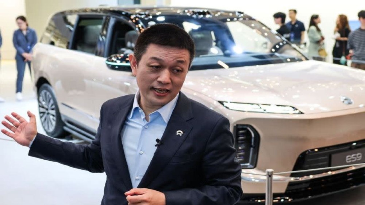 CEO produsen kendaraan listrik China NIO, William Li, berbicara kepada wartawan di samping model SUV listrik ES9 yang baru saja diperkenalkan perusahaan tersebut di Pameran Otomotif Internasional Beijing (Auto China), di Beijing, China, 24 April 2026. (Foto: REUTERS/Maxim Shemetov)