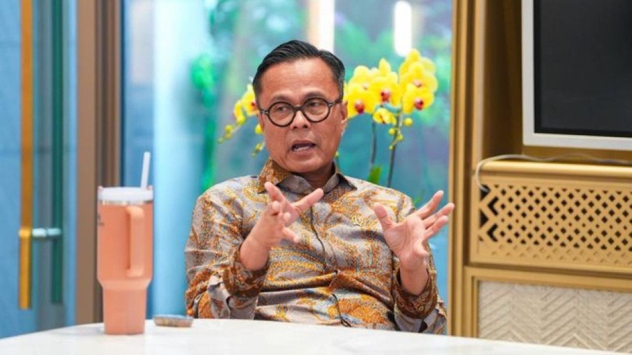 Kepala BP BUMN sekaligus COO Danantara, Dony Oskaria, memaparkan syarat ideal menjadi direksi BUMN tidak hanya memiliki kapasitas kepemimpinan yang kuat, tetapi juga kemampuan strategis dalam menghadapi dinamika bisnis dan tantangan global yang semakin kompleks. (Foto: Istimewa)