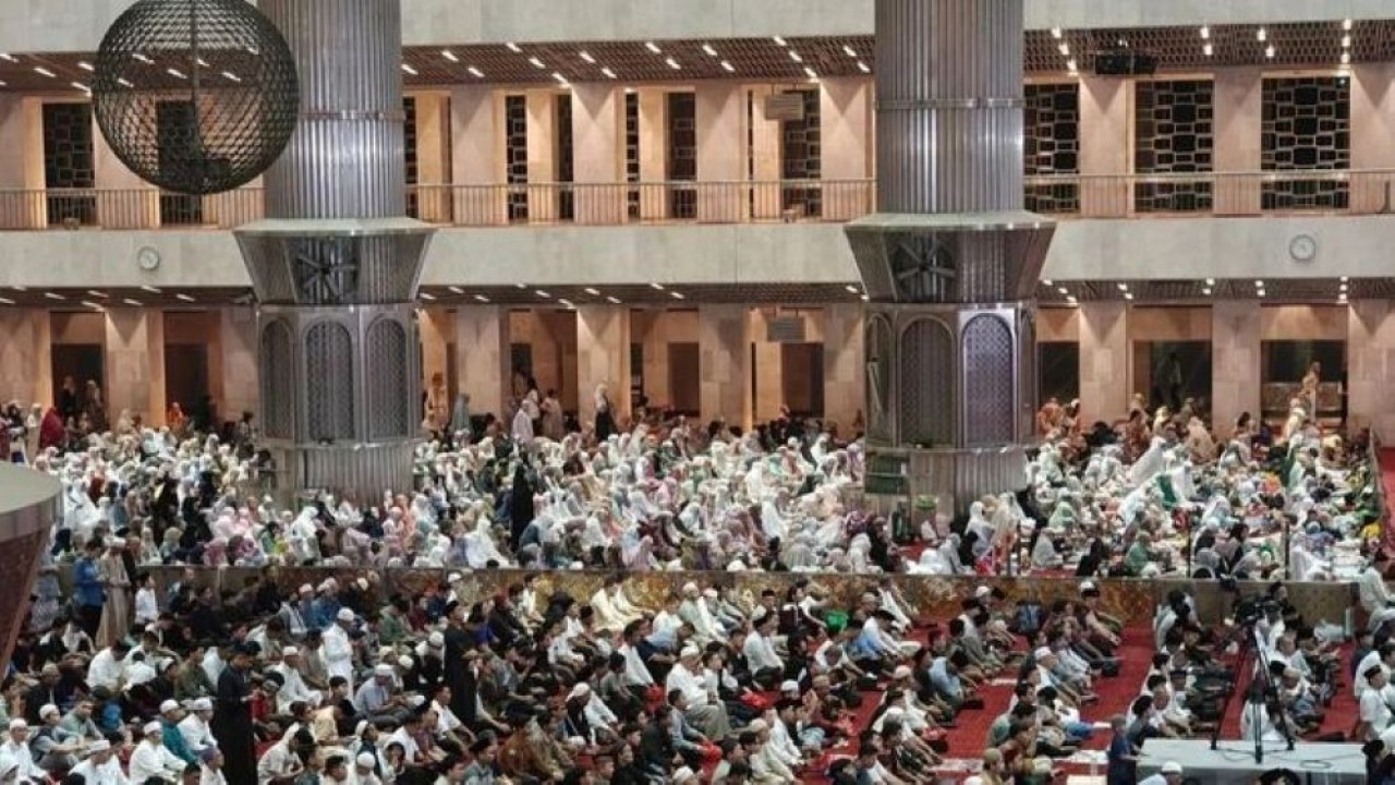 Umat muslim bersiap melaksanakan Shalat Iduladha 1447 Hijriah di Masjid Istiqlal, Jakarta, Rabu (27/5/2026). (Foto: ANTARA/M Riezko Bima Elko Prasetyo)