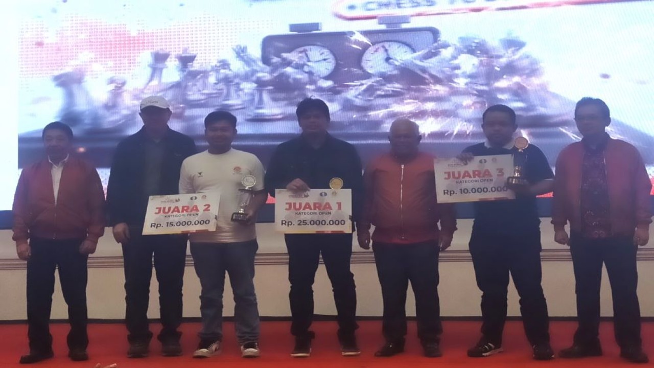 GM Susanto Megaranto bersama para pemenang Kategori Open JAPFA FIDE Rated 2026