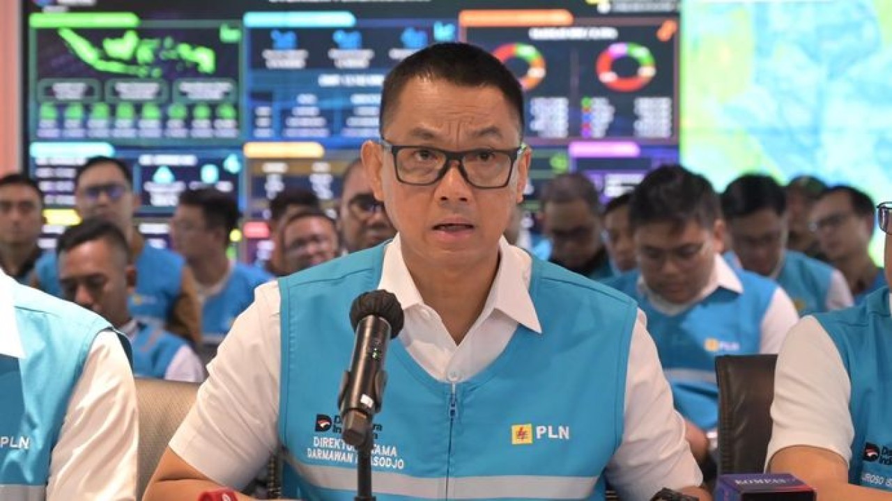 Direktur Utama PLN, Darmawan Prasodjo saat konferensi pers di Kantor Pusat PLN, Sabtu (23/5) mengatakan fokus utama PLN pascagangguan adalah mengoperasikan kembali pembangkit-pembangkit yang sebelumnya terdampak untuk kemudian diselaraskan kembali de (PLN)