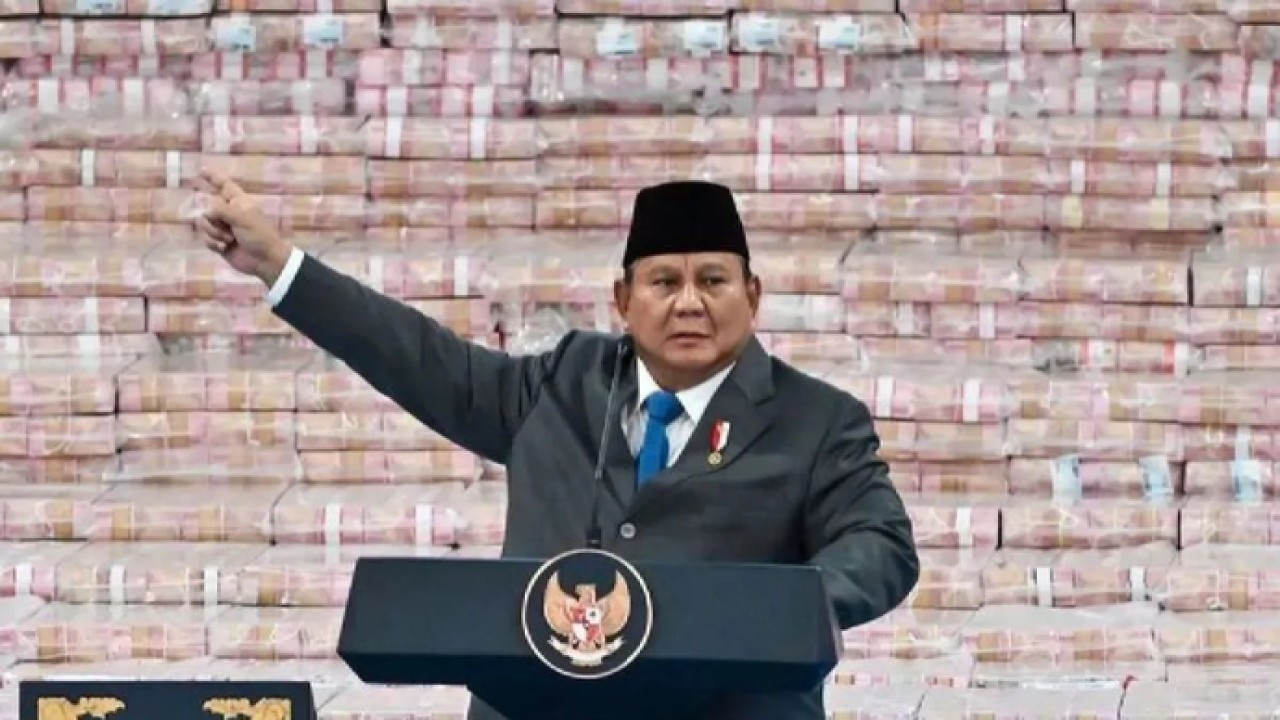Arsip - Presiden Prabowo Subianto menyampaikan pidato pada kegiatan Penyerahan Denda Administratif dan Penyelamatan Keuangan Negara serta Penguasaan Kembali Kawasan Hutan Tahap VI di Gedung Bundar Kejaksaan Agung di Jakarta, Jumat (10/4/2026). Kejaks (Antara)