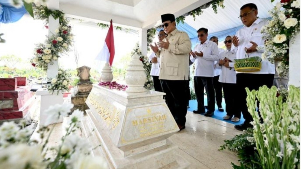 Momen Prabowo Berziarah ke Makam Marsinah (Sekretariat Presiden)