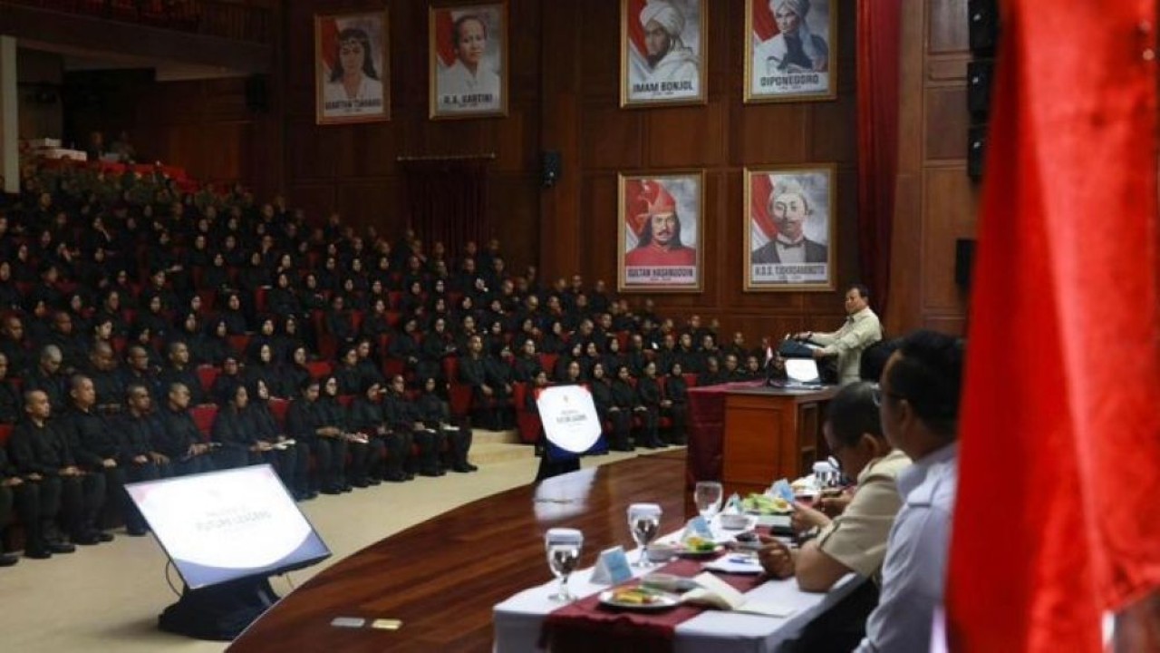 Presiden Prabowo Subianto memberikan taklimat kepada para peserta Presidential Future Leaders Program (PFLP) 2026 di Hambalang, Kabupaten Bogor, Jawa Barat, pada Minggu, 24 Mei 2026. (Foto: Istimewa)