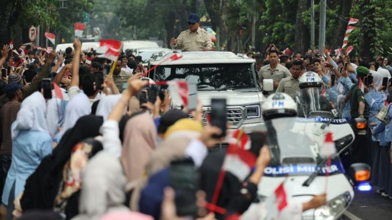 Momen hujan tidak menyurutkan antusiasme warga menyambut Presiden Prabowo Subianto di Kota Bandung, Jawa Barat. (Foto: Istimewa)