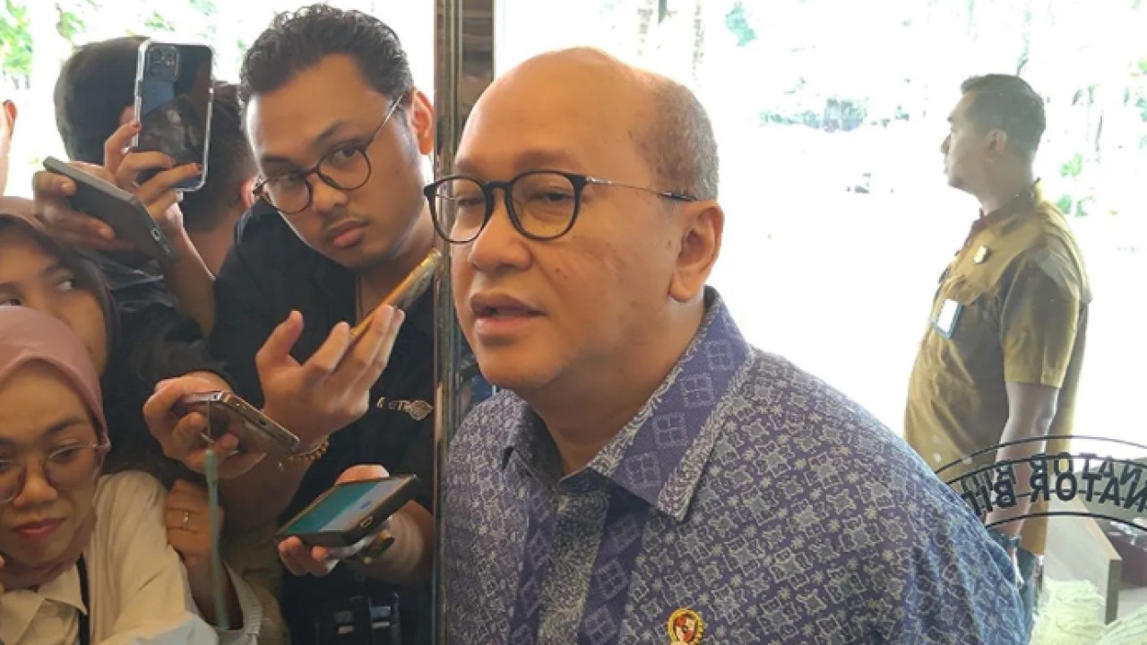 Menteri Investasi dan Hilirisasi Rosan Roeslani memberikan keterangan kepada pers usai rapat di Kementerian Koordinator Bidang Perekonomian, Jakarta, Selasa (5/5/2026). (ANTARA/Aria Ananda) (Antara)