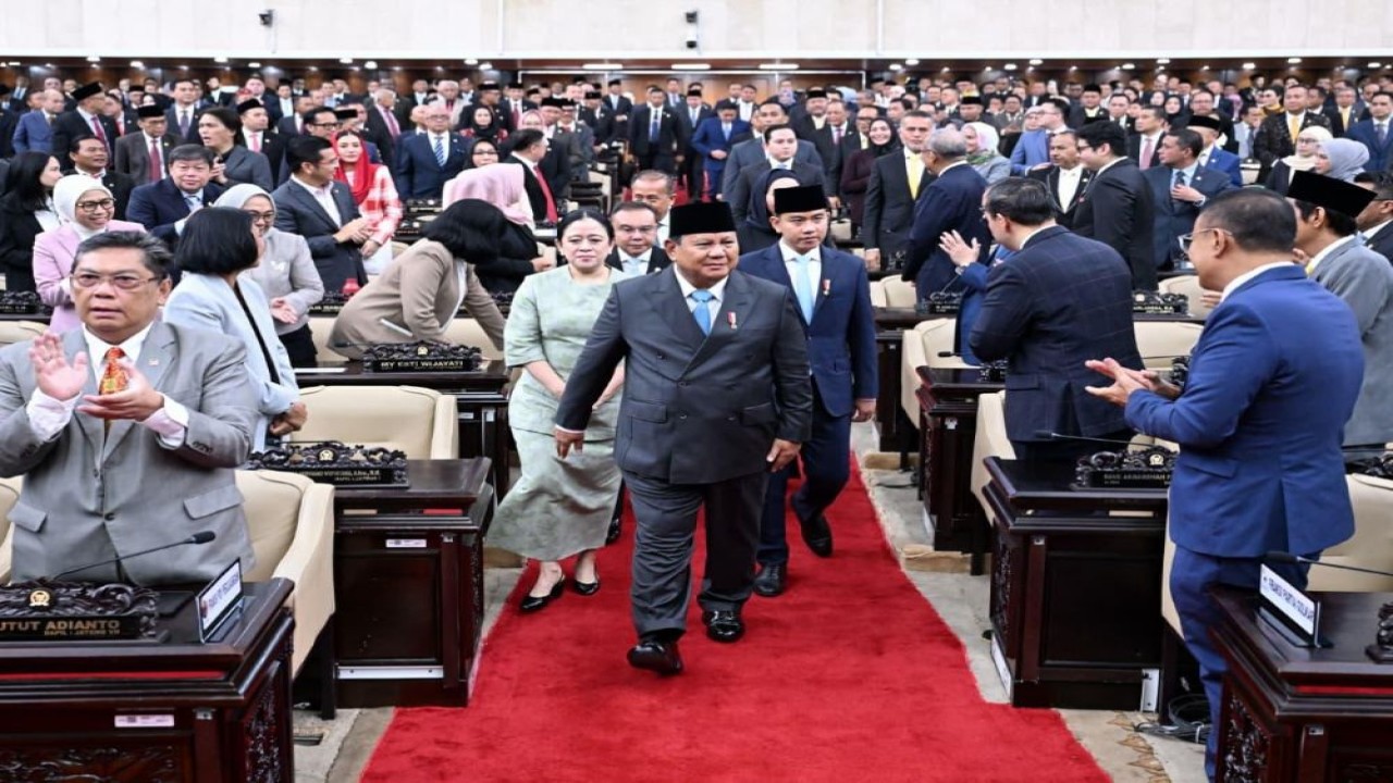 Presiden Prabowo Subianto mengumumkan penerbitan Peraturan Pemerintah tentang Tata Kelola Ekspor Komoditas Sumber Daya Alam sebagai langkah strategis untuk memperkuat pengawasan dan tata kelola ekspor komoditas nasional. Hal tersebut disampaikan Presiden dalam Rapat Paripurna DPR RI di Gedung Nusantara MPR/DPR/DPD RI, Jakarta, pada Rab (20/05/2026). (Foto: BPMI Setpres)