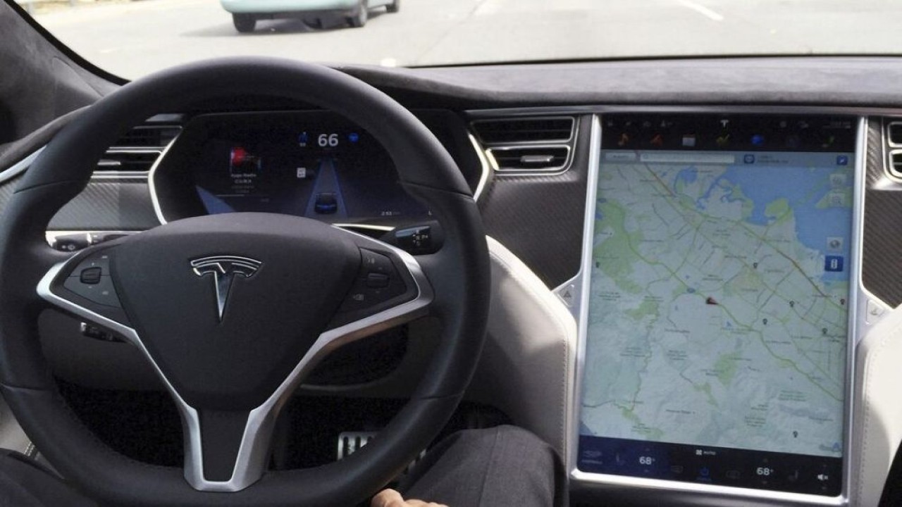 Interior Tesla Model S ditampilkan dalam mode autopilot di San Francisco, California, AS, 7 April 2016. (Foto: Dok/Alexandria Sage/Reuters)