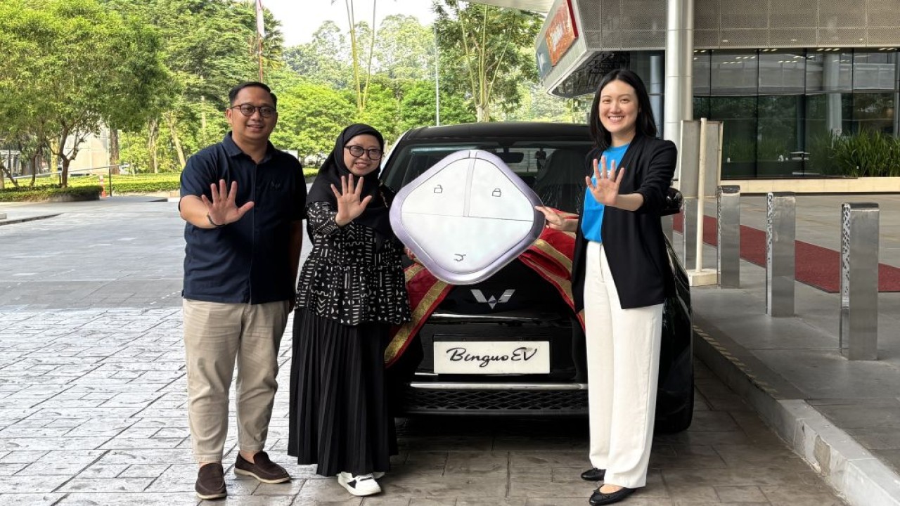 Brian Gomgom (Brand Communication Senior Manager Wuling Motors) bersama Evelyn Limanto (Marketing Campaign Lead Traveloka Indonesia) dengan pemenang utama Gebyar Traveloka, Vrita P. (Foto: Dok/Istimewa)