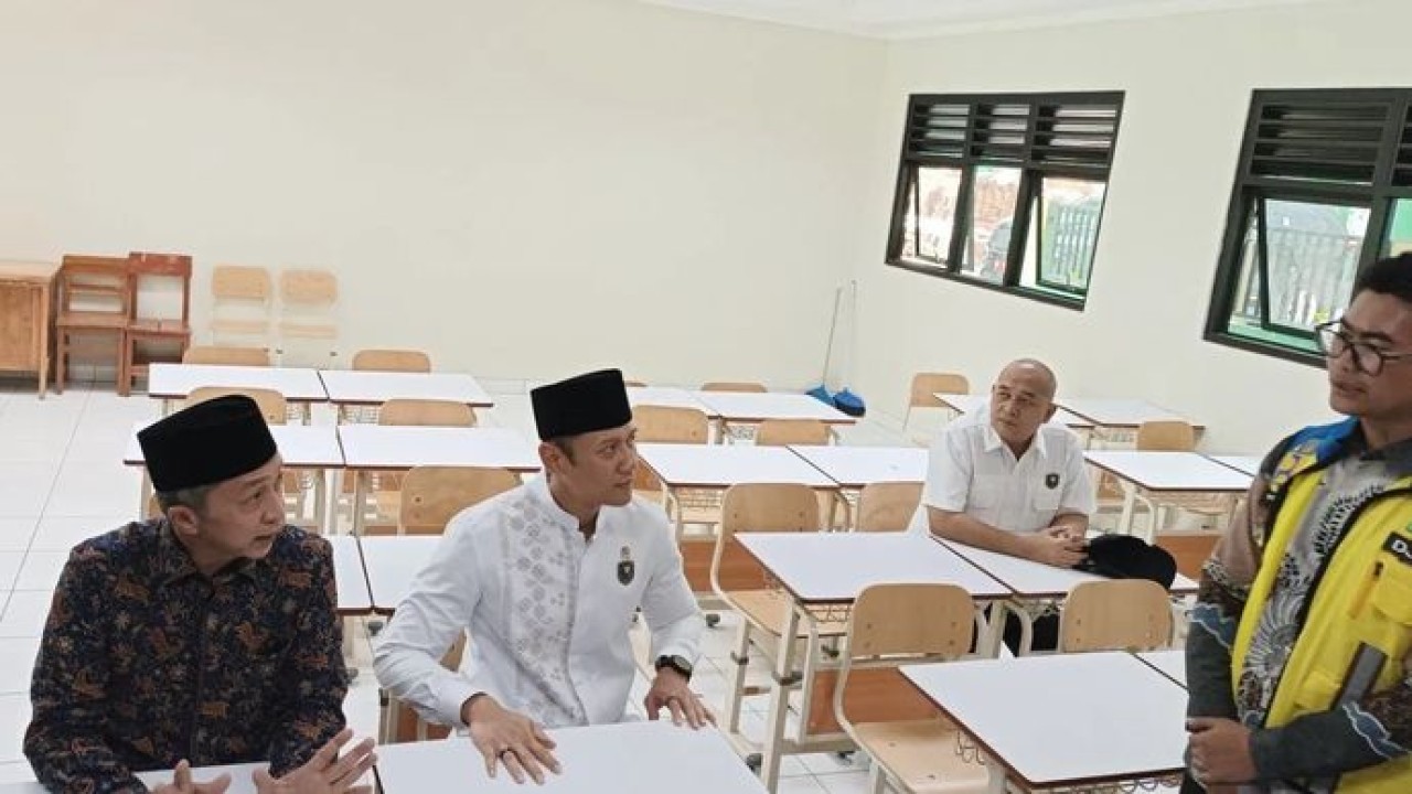 Menteri Koordinator Bidang Infrastruktur dan Pembangunan Kewilayahan Agus Harimurti Yudhoyono (AHY) (kedua kiri) saat meninjau sekolah yang sedang direnovasi dan direhabilitasi di Kota Bogor, Jawa Barat. (Antara)