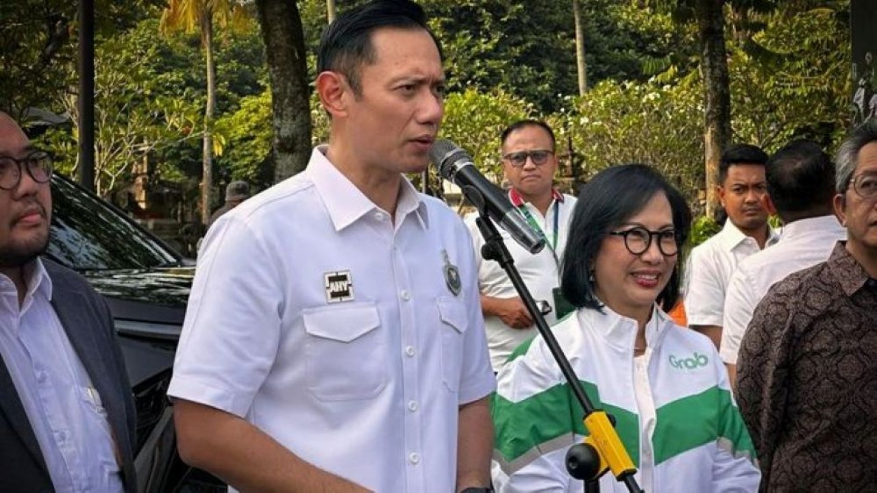Menteri Koordinator Bidang Infrastruktur dan Pembangunan Kewilayahan Agus Harimurti Yudhoyono (AHY) memberikan paparan pada konferensi pers peluncuran penambahan armada listrik baru Grab di Jakarta, Senin,29 Juni 2026. (Foto: Antara)