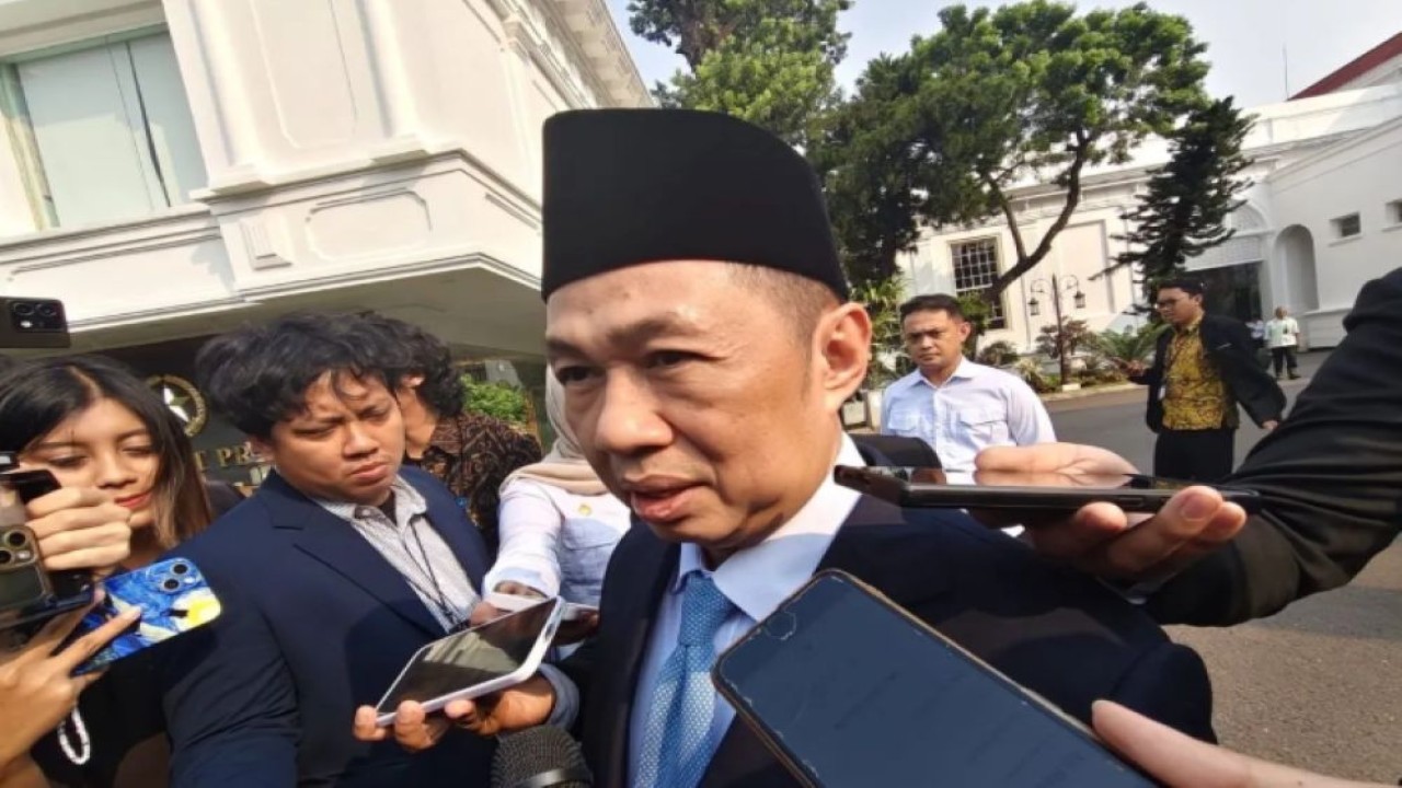 Wakil Menteri Luar Negeri (Wamenlu) Anis Matta menjawab pertanyaan wartawan usai penyerahan kredensial delapan dubes negara sahabat di Kompleks Istana Kepresidenan, Jakarta, Senin (8/6/2026). (Foto: ANTARA/Fathur Rochman)