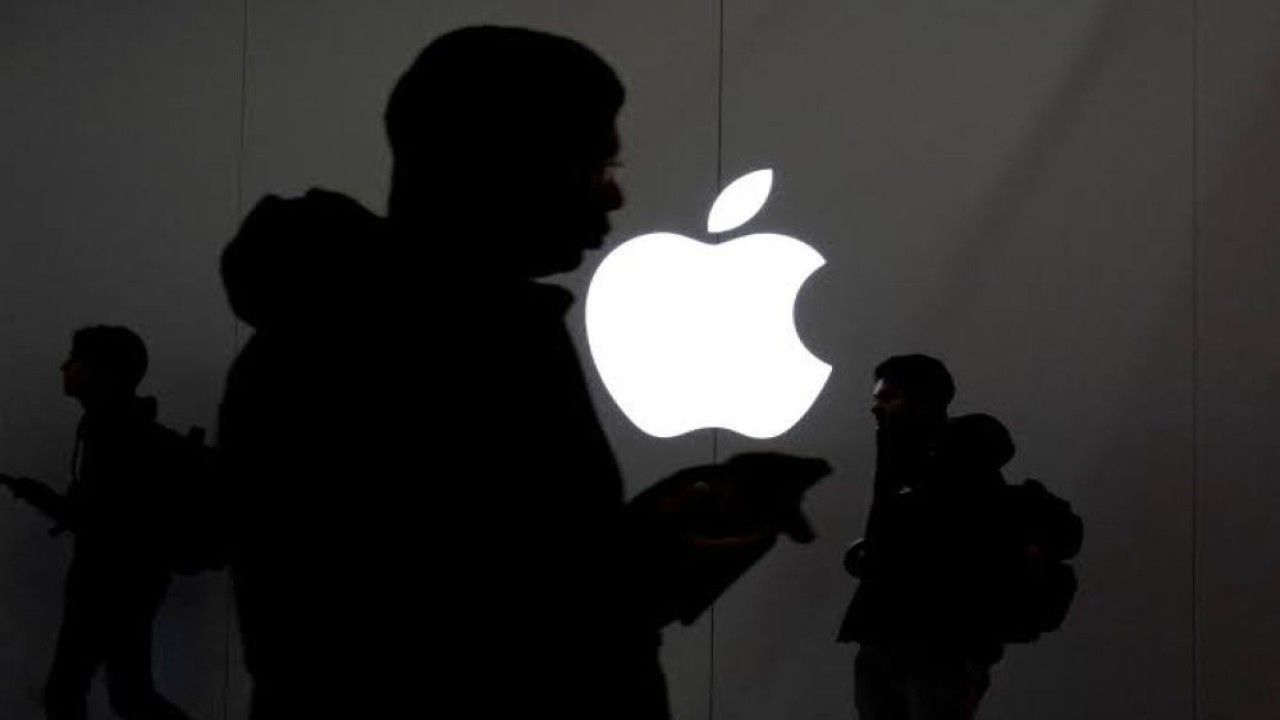 Orang-orang berjalan melewati Apple Store di Eaton Centre di Toronto, Ontario, Kanada, 22 November 2022. (Foto: Dok/Carlos Osorio/Reuters)
