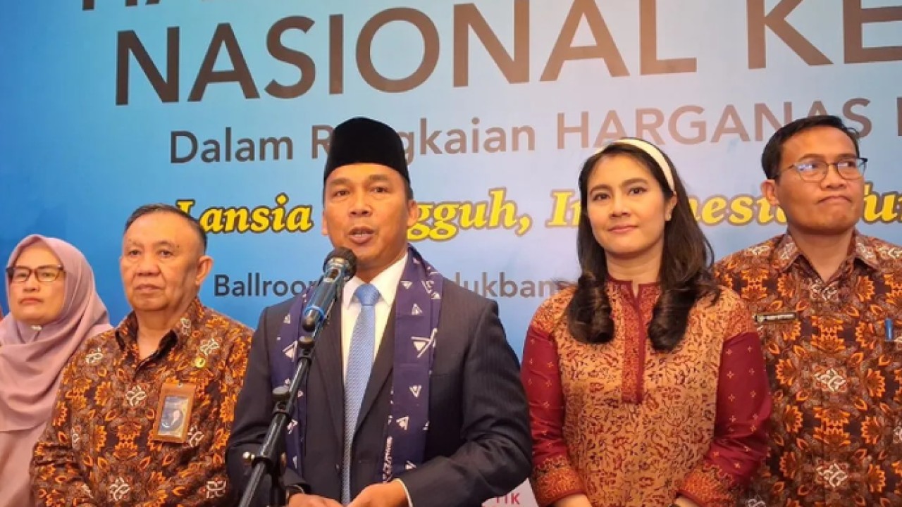 Mendukbangga/Kepala BKKBN Wihaji (tiga dari kanan) memberikan keterangan pada media usai peringatan Hari Lanjut Usia Nasional (HLUN) ke-30 di Kantor Kemendukbangga/BKKBN, Jakarta, Selasa (9/6/2026). ANTARA/Lintang Budiyanti Prameswari (Antara)