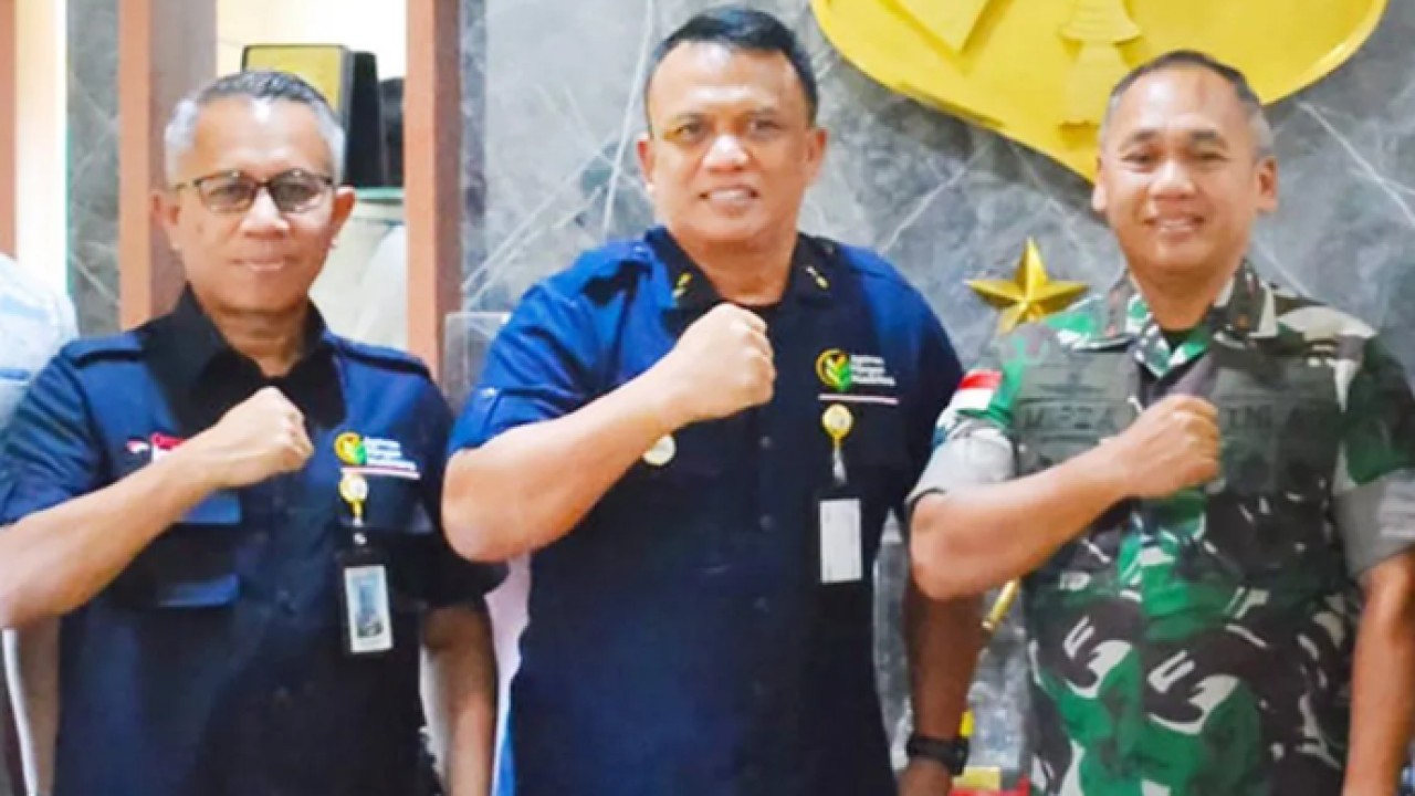 Arsip foto - Wakil Direktur Utama PT Agrinas Pangan Nusantara Mayjen TNI Trenggono (tengah) saat bertemu Pangdam XIII/Merdeka Mayjen TNI Mirza Agus (kanan) di Makodam XIII/Merdeka, Manado, Sulawesi Utara. ANTARA/HO-Kodam XIII/Merdeka/aa. (Antara)