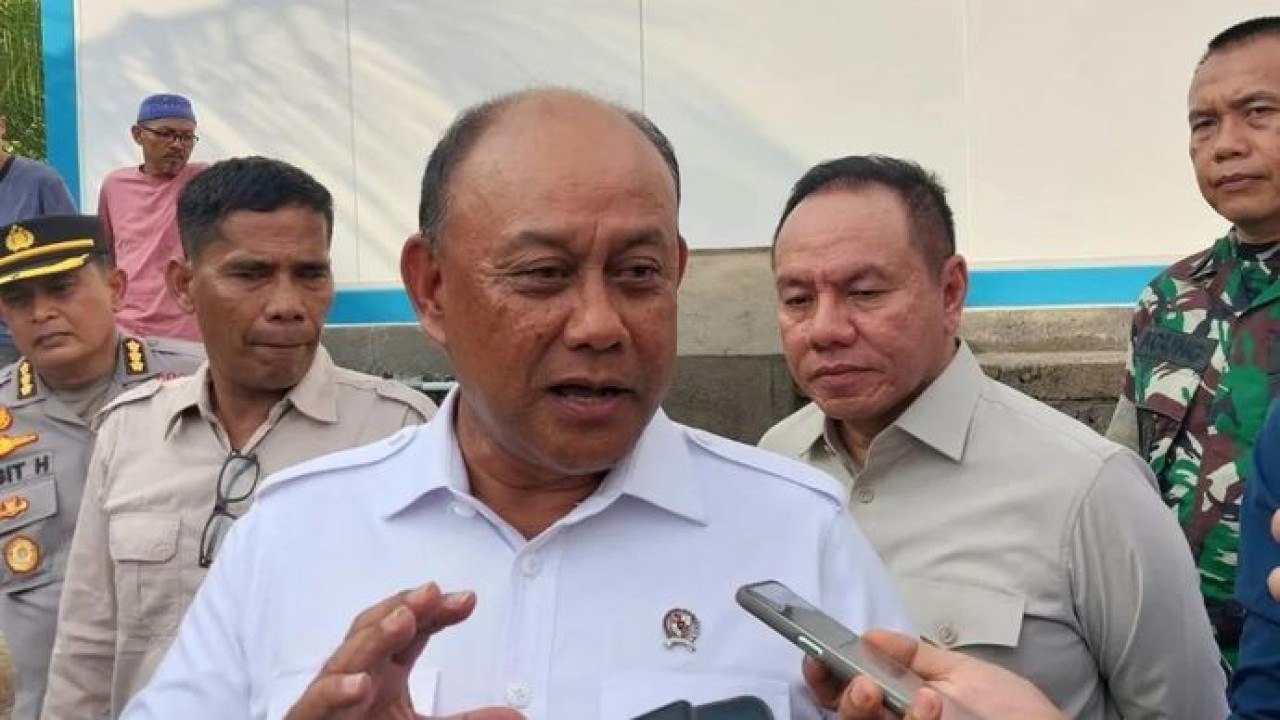 Kepala Badan Gizi Nasional (BGN) Dadan Hindayana dikonfirmasi wartawan usai meluncurkan Satuan Pelayanan Pemenuhan Gizi (SPPG) modular yang di bangun PT Krakatau Stell di Desa Genggelang, Kecamatan Gangga Kabupaten Lombok Utara, Nusa Tenggara Barat ( (Antara)