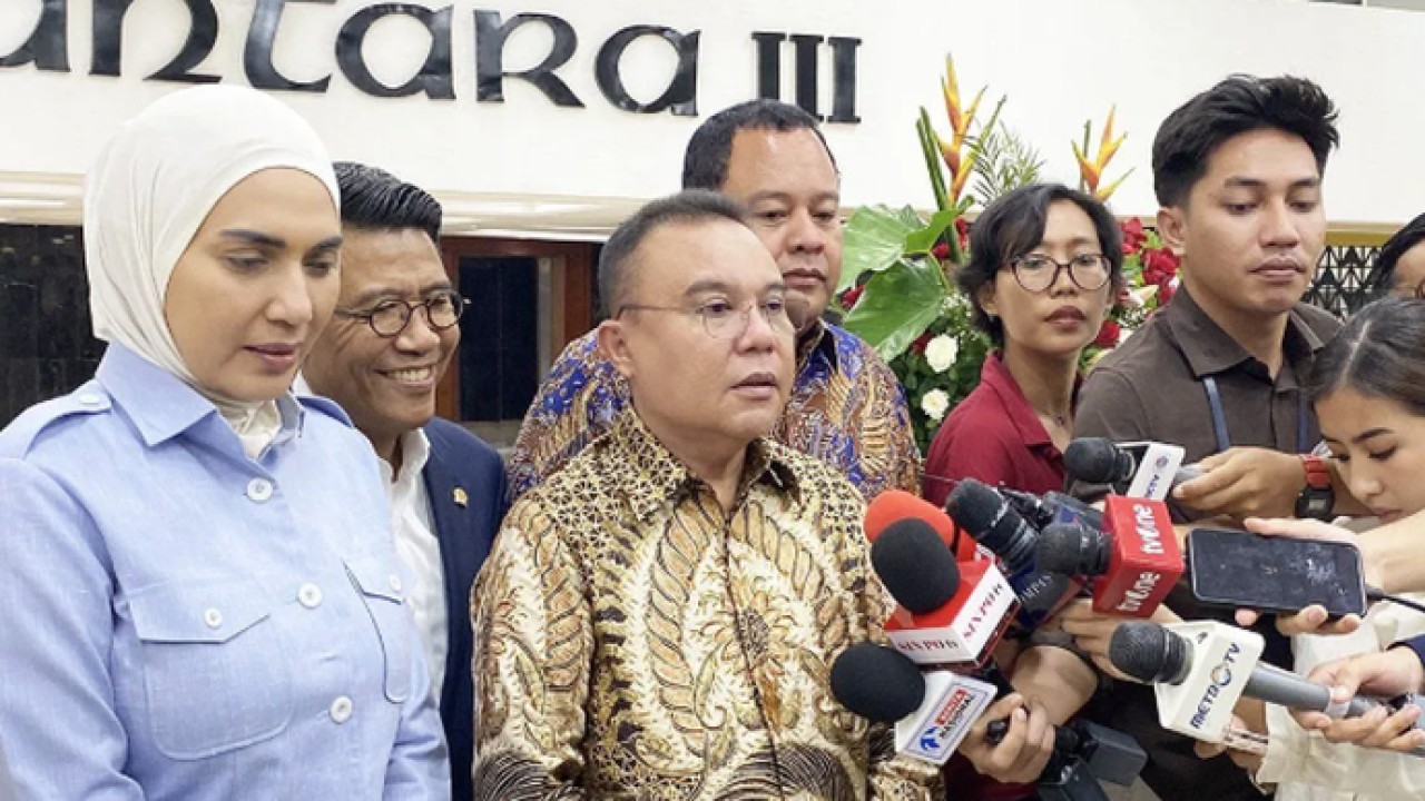 Wakil Ketua DPR RI Sufmi Dasco Ahmad menjawab pertanyaan pers terkait pencopotan Kepala BGN Dadan Hindayana di kompleks parlemen, Senayan, Jakarta, Selasa (2/6/2026). ANTARA/Fath Putra Mulya/aa. (Antara)