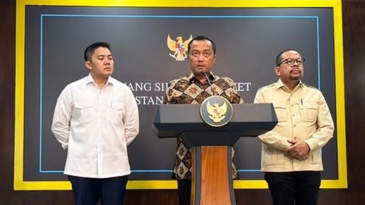 Menteri Sekretaris Negara Prasetyo Hadi (tengah) didampingi Kepala Badan Komunikasi Pemerintah Muhammad Qodari (kanan) dan Sekretaris Kabinet Teddy Indra Wijaya (kiri) memberikan keterangan pers di ruang sidang kabinet Istana Kepresidenan, Jakarta, S (Antara)