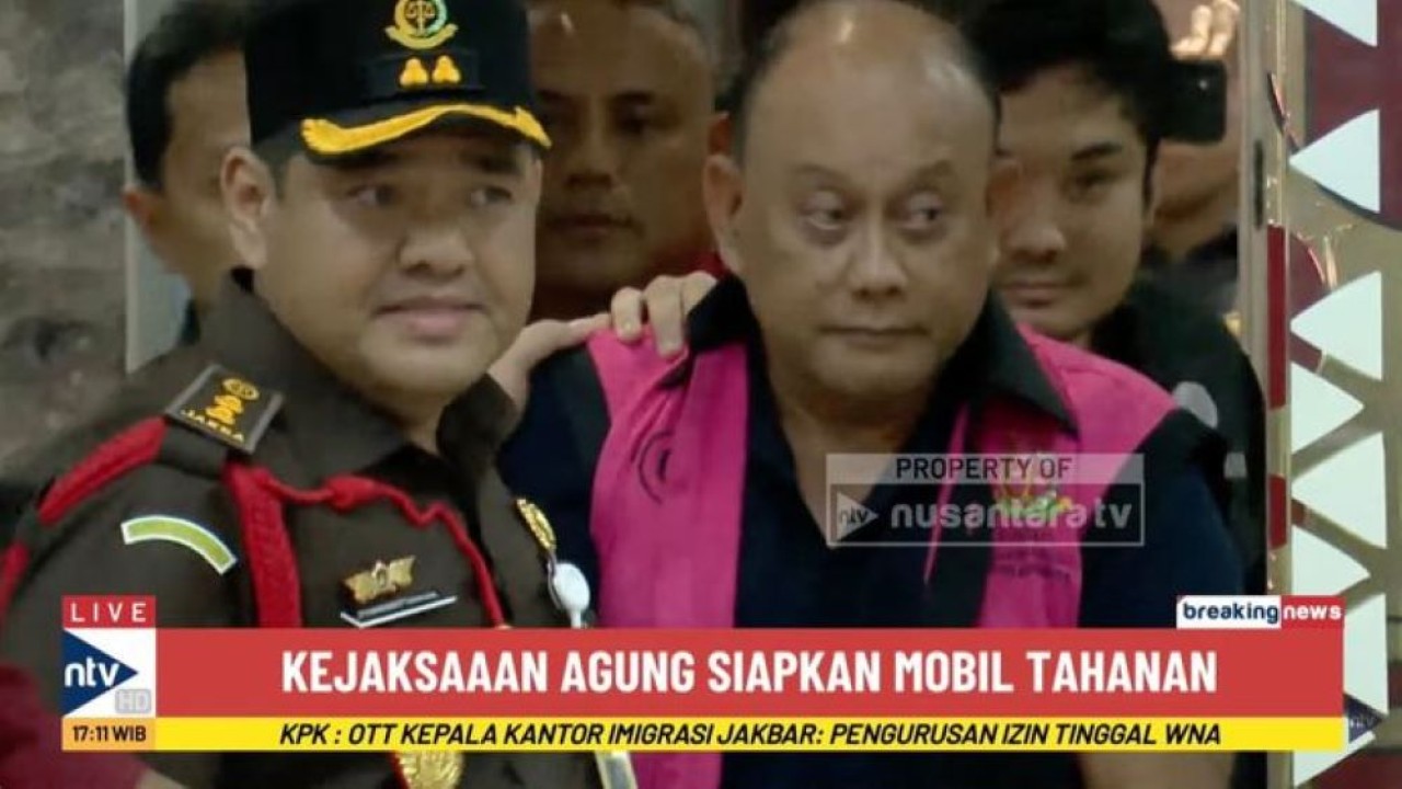 Mantan Kepala BGN, Dadan Hindayana digiring ke mobil tahanan Kejagung. (Nusantara TV)