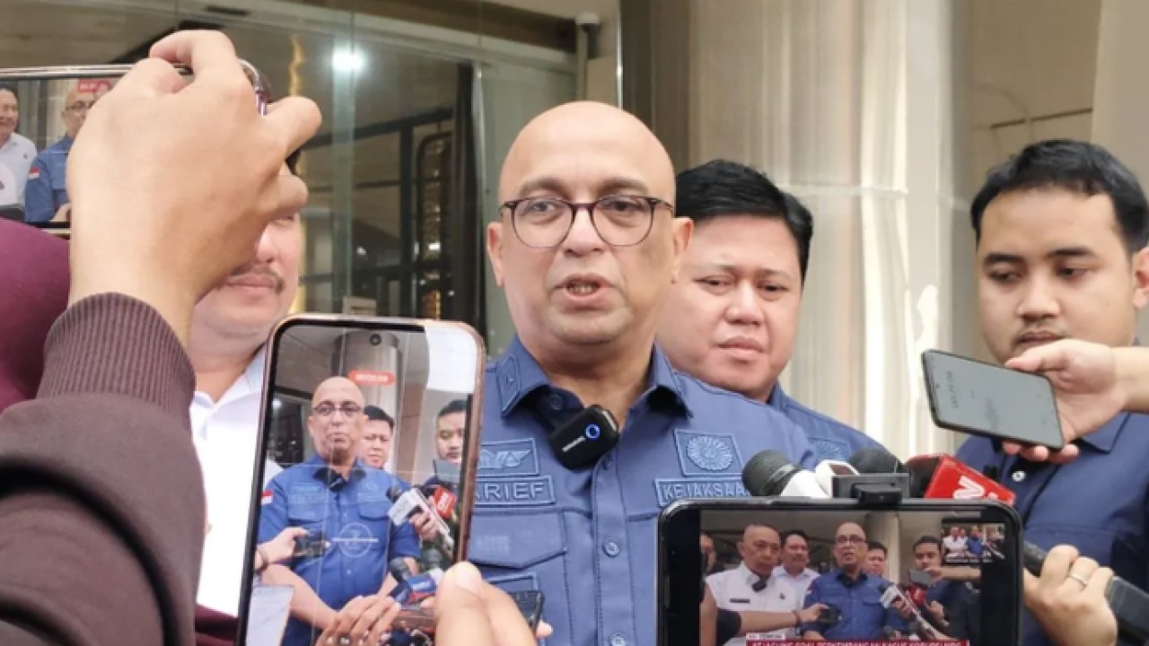 Direktur Penyidikan (Dirdik) Jaksa Agung Muda Bidang Tindak Pidana Khusus (Jampidsus) Kejagung Syarief Sulaeman Nahdi (tengah) memberikan keterangan pers di Gedung Jampidsus Kejagung, Jakarta, Kamis (4/6/2026). ANTARA/Nadia Putri Rahmani (Antara)
