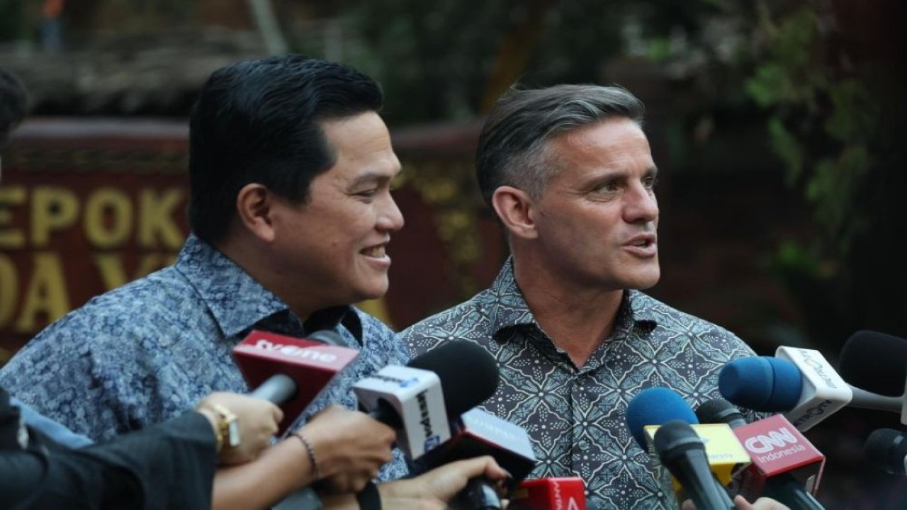 Menteri Pemuda dan Olahraga (Menpora) Erick Thohir dan Pelatih Timnas Indonesia John Herdman. (Foto: Dok/Istimewa/Bakom RI)