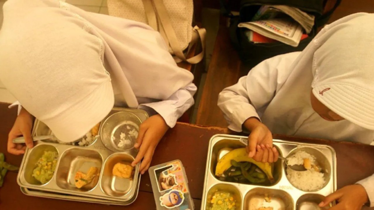 Siswa menyantap paket menu Program Makan Bergizi Gratis (MBG) di SDN 1 Babadan, Tulungagung, Jawa Timur, Selasa (16/5/2026). ANTARA FOTO/Destyan Sujarwoko/am. (Antara)