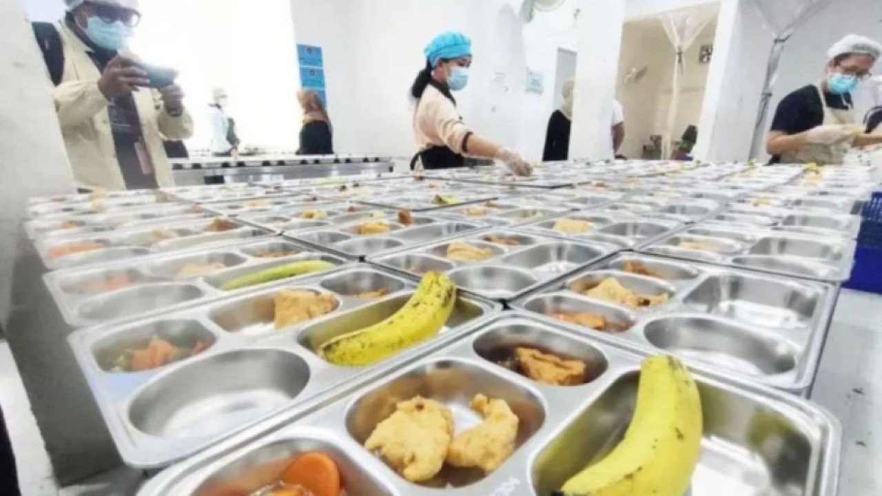 Arsip - Ilustrasi - Petugas tengah memorsi menu Makan Bergizi Gratis (MBG) di dapur Satuan Pelayanan Pemenuhan Gizi (SPPG) di Jakarta. (Foto: ANTARA/Risky Syukur)