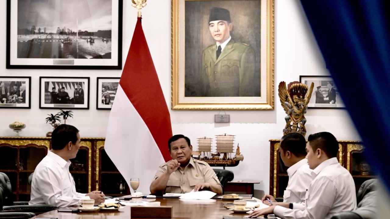 Presiden Prabowo Subianto Bersama Menteri Pertanian (Mentan) Andi Amran Sulaiman, Menteri Sekretaris Negara (Mensesneg) Prasetyo Hadi dan Sekretaris Kabinet (Seskab) Teddy Indra Wijaya di Istana Negara, Kamis (18/6/2026). (Foto: Dok/Istimewa/Bakom RI)
