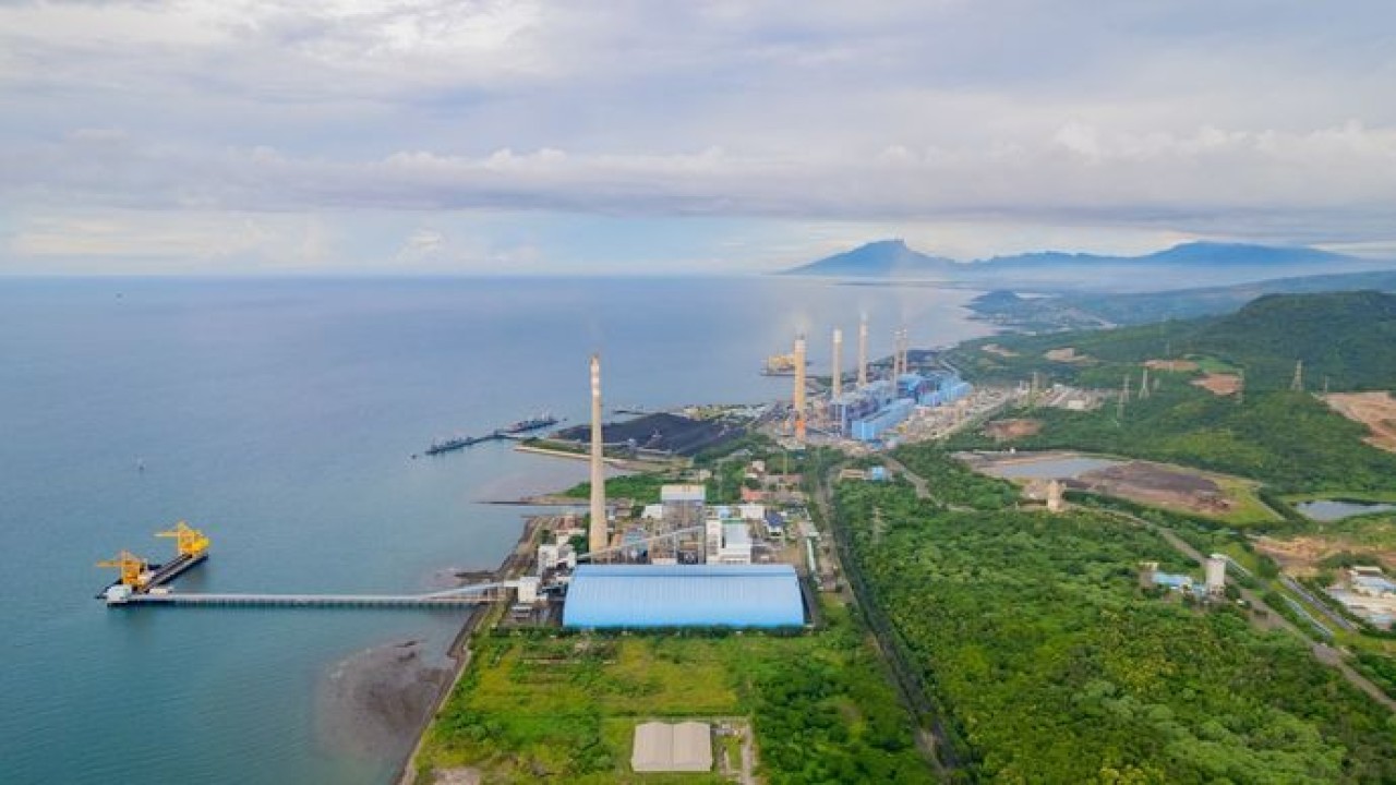 Foto udara PLTU Paiton di Kabupaten Probolinggo, Jawa Timur yang memasok kelistrikan sistem Jawa-Madura-Bali.