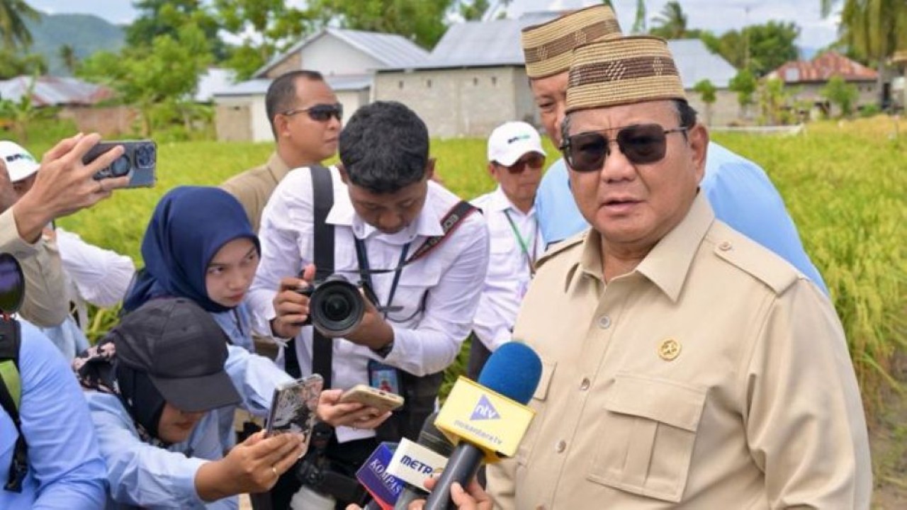 Presiden Prabowo Subianto meninjau penerapan teknologi budidaya padi modern di Gorontalo. (Foto: Sekretariat Presiden)