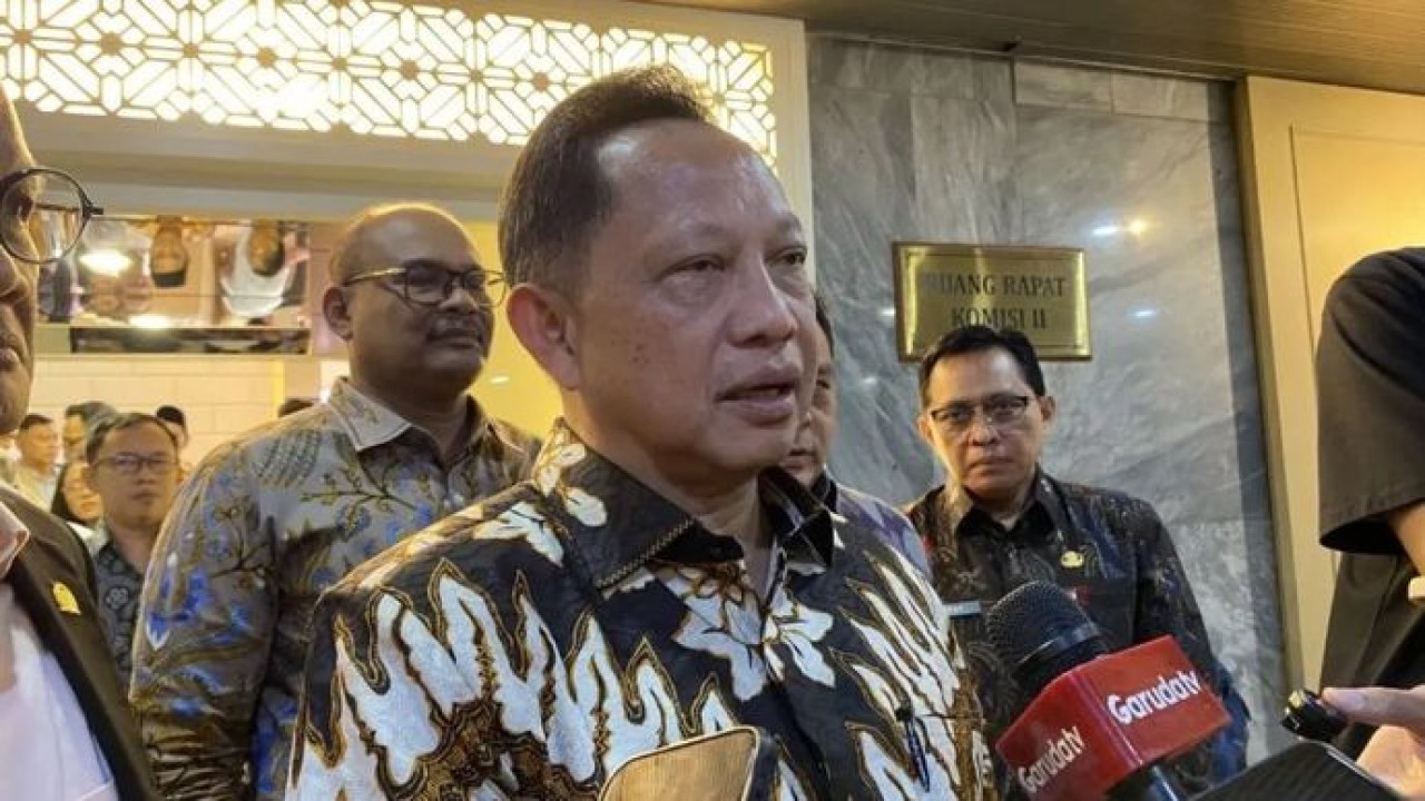 Menteri Dalam Negeri Tito Karnavian menjawab pertanyaan pers di kompleks parlemen, Senayan, Jakarta, Kamis, 11 Juni 2026. (Antara)