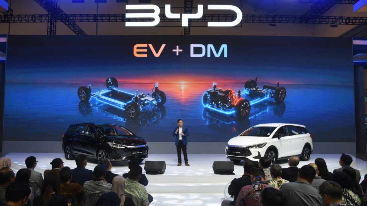 PT BYD Motor Indonesia memperkuat posisinya di pasar kendaraan energi baru melalui peluncuran BYD M6 EV terbaru pada ajang GIIAS 2026 di ICE BSD City, Kabupaten Tangerang, Banten. (Foto: Dok/Istimewa/BYD Indonesia)