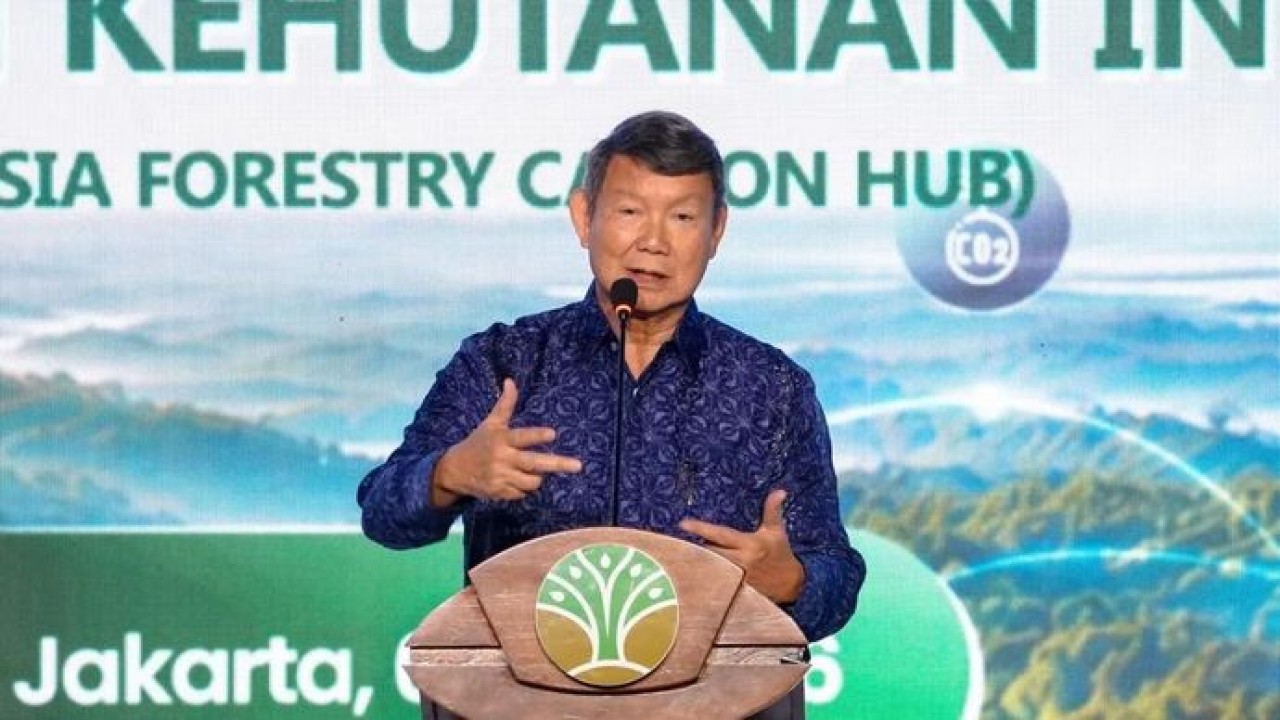 Utusan Khusus Presiden Bidang Energi dan Iklim Hashim Djojohadikusumo dalam acara peluncuran Persetujuan Menteri Kehutanan tentang penerbitan unit karbon melalui skema Non Sertifikat Pengurangan Emisi Gas Rumah Kaca (Non SPE-GRK), di Kemenhut, Jakarta, Senin, 6 Juli 2026 (Antara)
