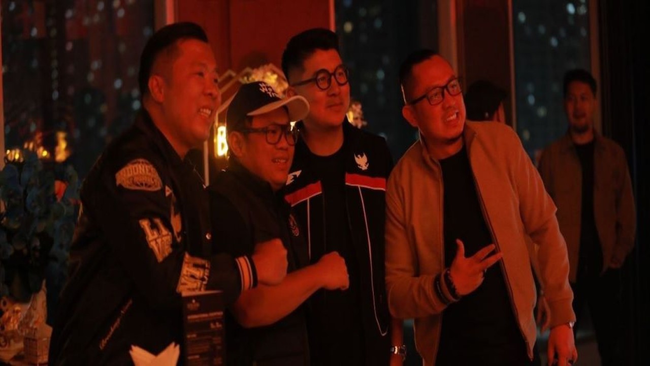 Deputi II BAKOM RI Timothy Ivan Triyono bersama Dirut Nusantara TV Randy Tampubolon dan Pemimpin Redaksi Nusantara TV Abraham Silaban di acara Panggung Bola Dunia Nusantara TV