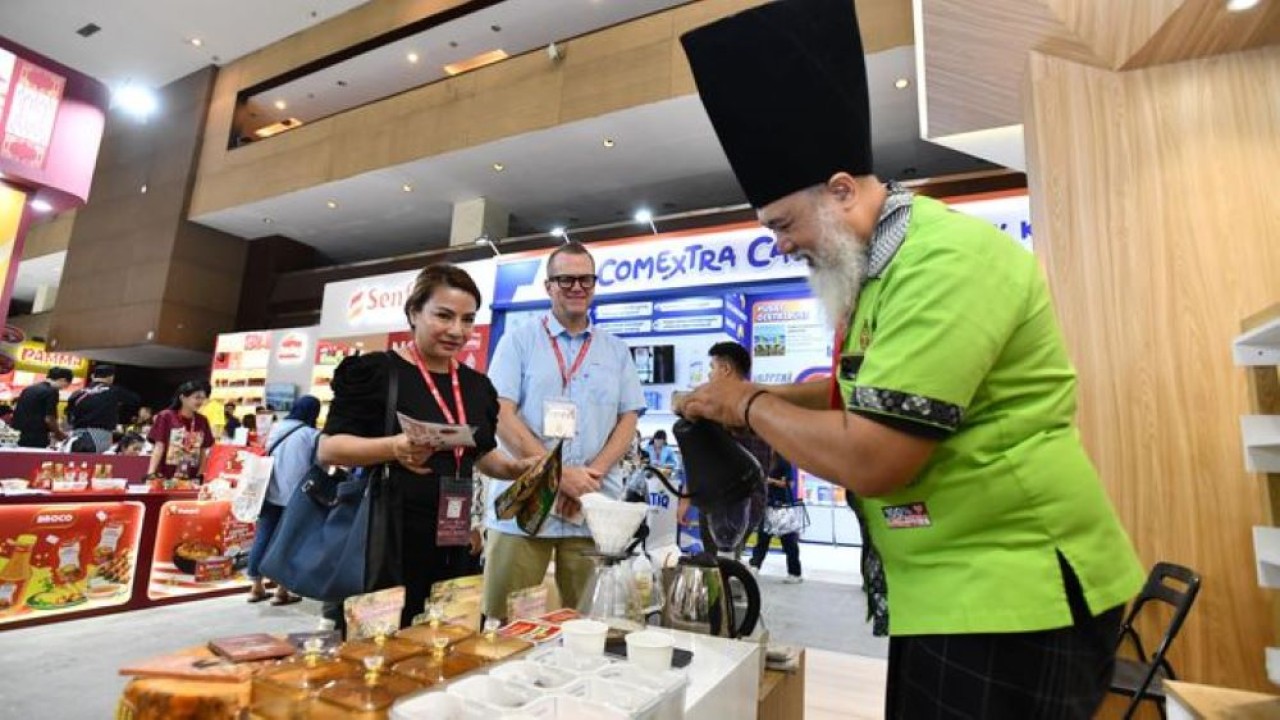 Salahsatu pengunjung turis asing menghadiri Booth UMKM Mitra Binaan Pertamina diacara Food & Hospitality Indonesia (FHI) 2026, pada selasa, 21 Juli 2026, di Jakarta International Expo (JIEXPO) Kemayoran.