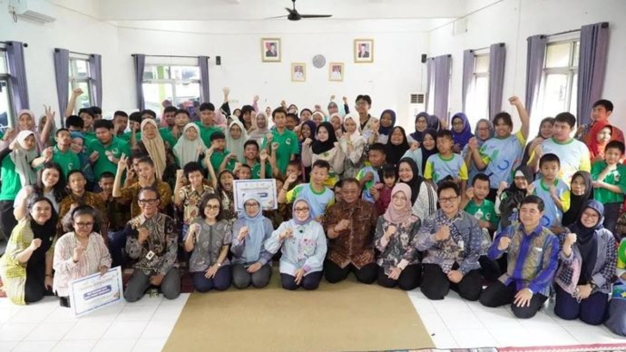 Menteri Pemberdayaan Perempuan dan Perlindungan Anak Arifah Fauzi bersama anak-anak di Panti Sosial Bina Netra (PSBN) Cahaya Batin, Jakarta Timur, dalam kegiatan Jelajah SAPA Hari Anak Nasional (Antara)
