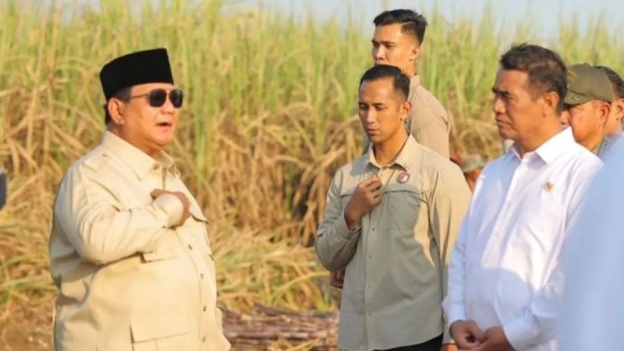 Presiden Prabowo Subianto (kiri) berbincang dengan Menteri Pertanian (Mentan) Andi Amran Sulaiman (kanan) dalam panen raya bersama TNI di Malang, Jawa Timur, Jumat (17/7/2026) (antara)