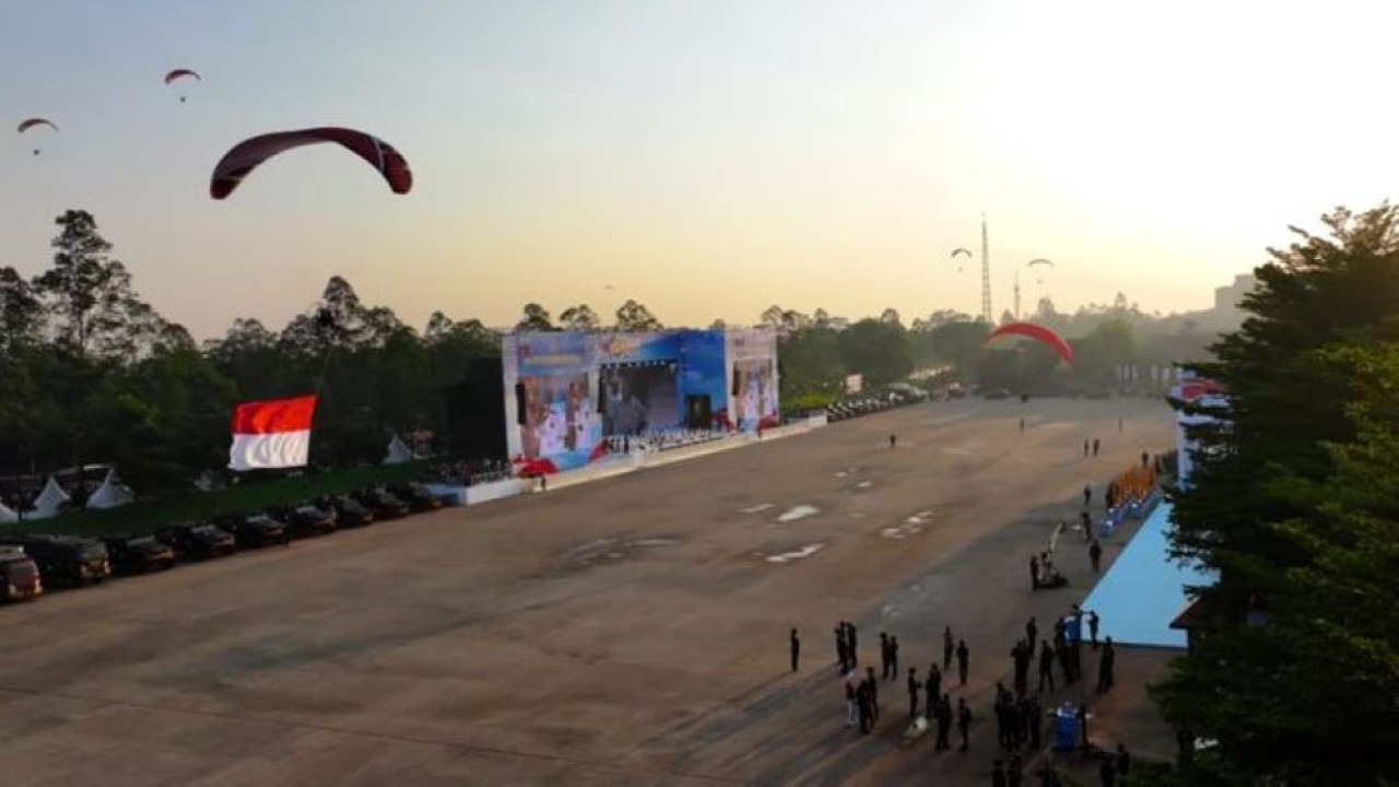 Presiden Prabowo Subianto menyaksikan langsung rangkaian demonstrasi keterampilan hingga defile pasukan yang menggambarkan profesionalisme, kesiapsiagaan, dan semangat pengabdian Polri. (Foto: Sekretariat Presiden)