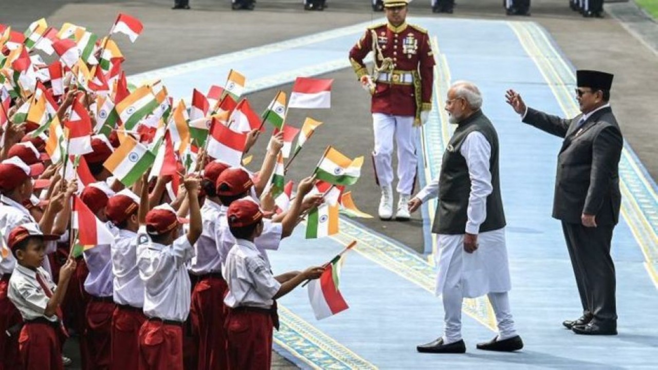 Presiden Prabowo Subianto (kanan) bersama Perdana Menteri (PM) India Narendra Modi (tengah) menyapa siswa saat pemeriksaan pasukan di Istana Merdeka, Jakarta, Selasa (7/7/2026). (Foto: ANTARA FOTO/Galih Pradipta/wsj)