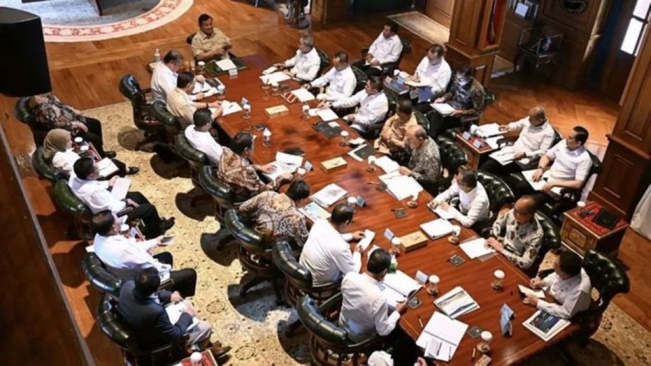 Presiden Prabowo Subianto memanggil jajaran menteri guna membahas harga khusus BBM untuk nelayan. (Foto: Sekretariat Presiden)