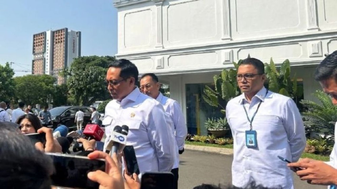 Penasihat Khusus Presiden Bidang Komunikasi dan Media Hasan Nasbi memberikan keterangan kepada wartawan di kompleks Istana Kepresidenan, Jakarta, Senin, 20 Juli 2026. (Foto: Antara)
