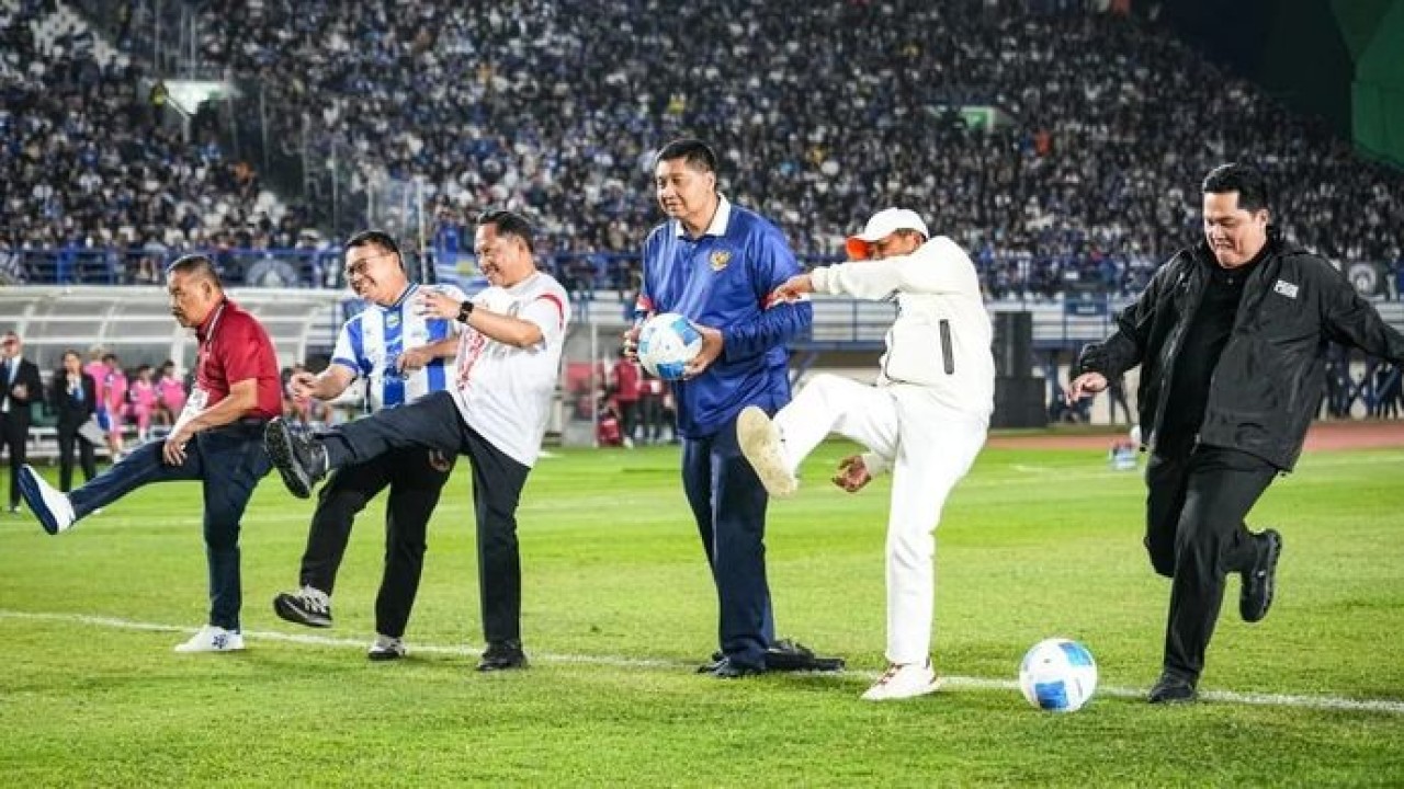 Menteri Dalam Negeri Muhammad Tito Karnavian (ketiga dari kiri) menghadiri pembukaan Piala Presiden Tahun 2026 di Stadion Si Jalak Harupat, Kabupaten Bandung, Jawa Barat (Antara)