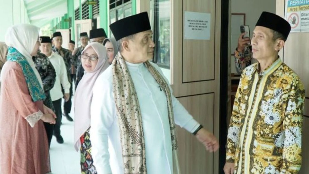 Wakil Menteri Agama (Wamenag) Romo Muhammad Syafi'i (dua dari kanan) saat meninjau progres pelaksanaan program PHTC di MTs Negeri 9 Cirebon, Jawa Barat. (Foto: Antara)