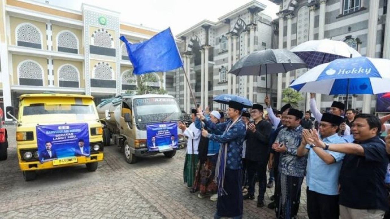 Dokumen pelapsan program Gerakan Langit Biru, yakni penyaluran bantuan air bersih dan bakti sosial oleh Agus Harimurti Yudhoyono (AHY) dan Partai Demokrat (Antara)