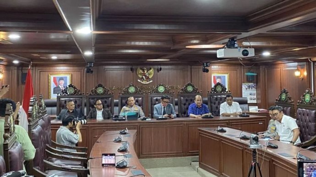Komisi III DPR menggelar konferensi pers terkait penundaan transaksi rekening milik aktivis Pati dengan dihadiri pihak Polda Metro Jaya dan PT Bank Mandiri (Persero) Tbk di Gedung DPR, Jakarta, Rabu (26/8/2026). (Antara)