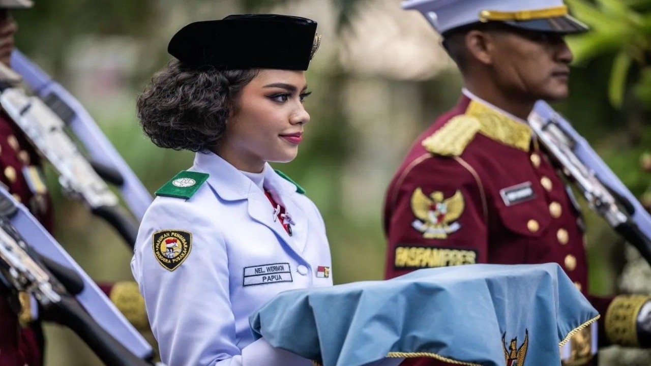 Neeltje Deliana Insjowi, anggota Paskibraka yang mewakili Provinsi Papua, membawa baki bendera Sang Merah Putih saat Upacara Penurunan Bendera di Istana Merdeka, Jakarta, Senin (17/8/2026). (Foto: ANTARA FOTO/Bayu Pratama S)