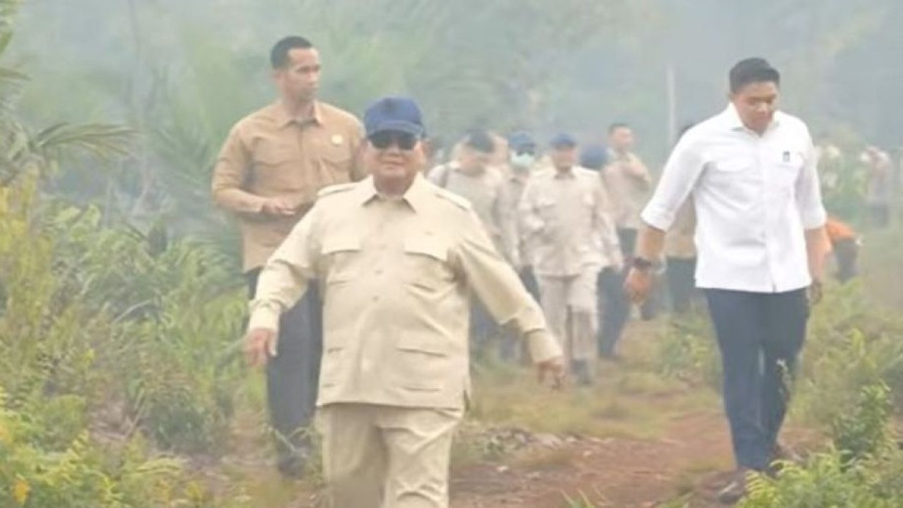 Presiden Prabowo Subianto meninjau langsung lokasi Karhutla di Kalimantan Barat. (Foto: Sekretariat Presiden)