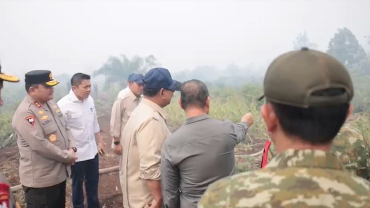 Presiden Prabowo Subianto meninjau langsung lokasi Karhutla di Kalimantan. (Foto: Bakom RI)